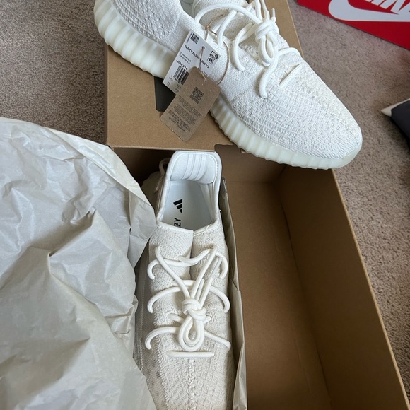 Yeezy 350 V2 Sneakers - Picture 2 of 3